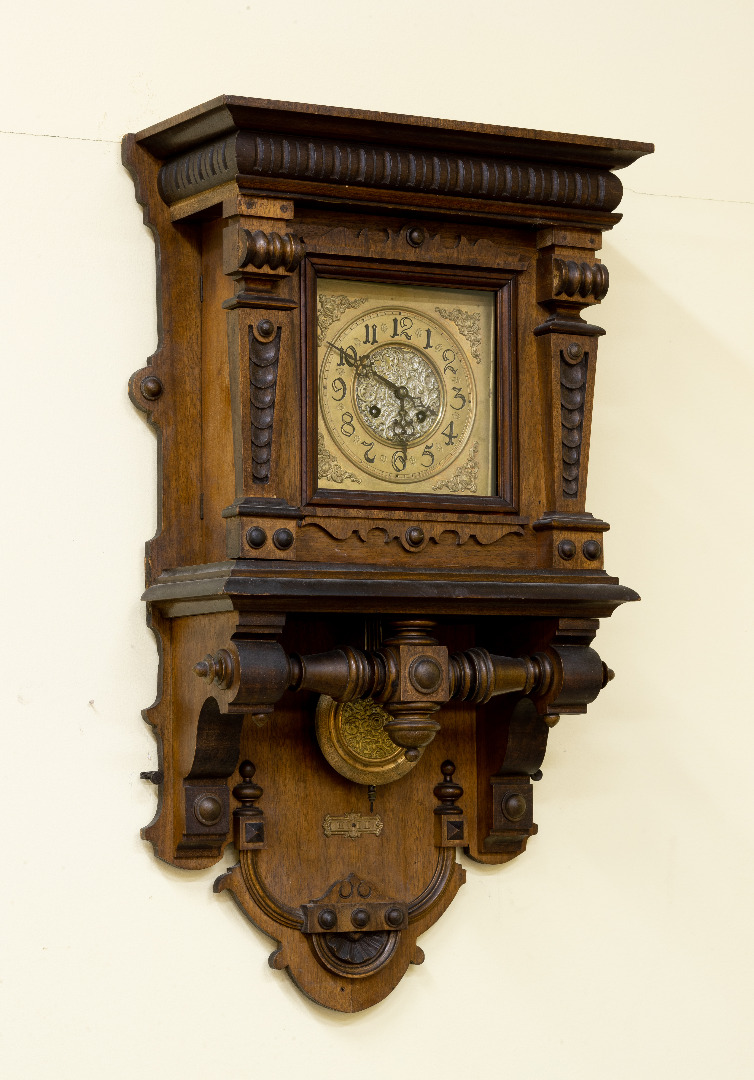 Drewniany zegar skrzynkowy wiszący