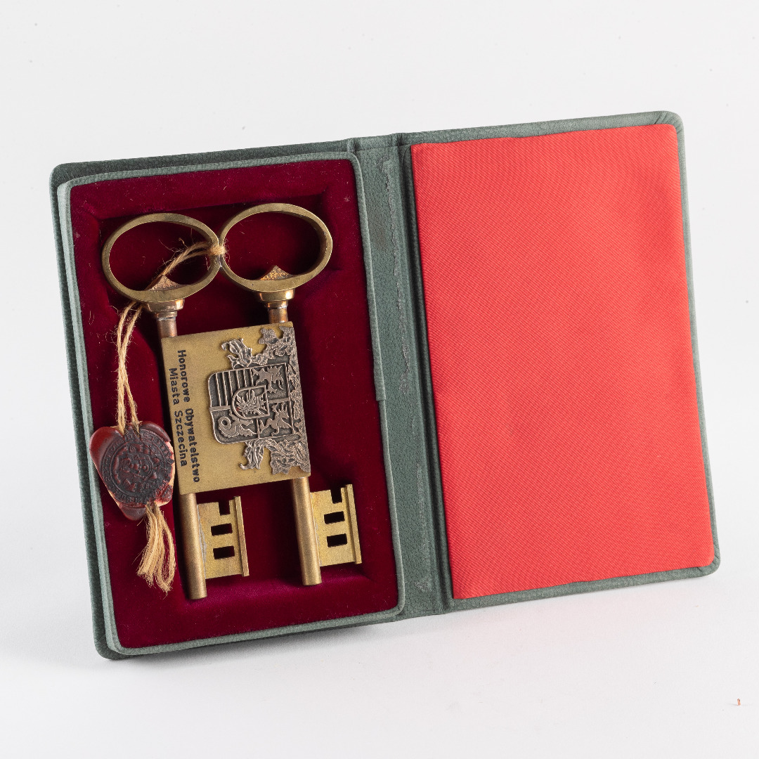 Dwa symboliczne klucze do miasta Szczecin z pieczęcią