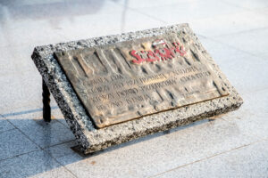 Pomnik w porcie napis